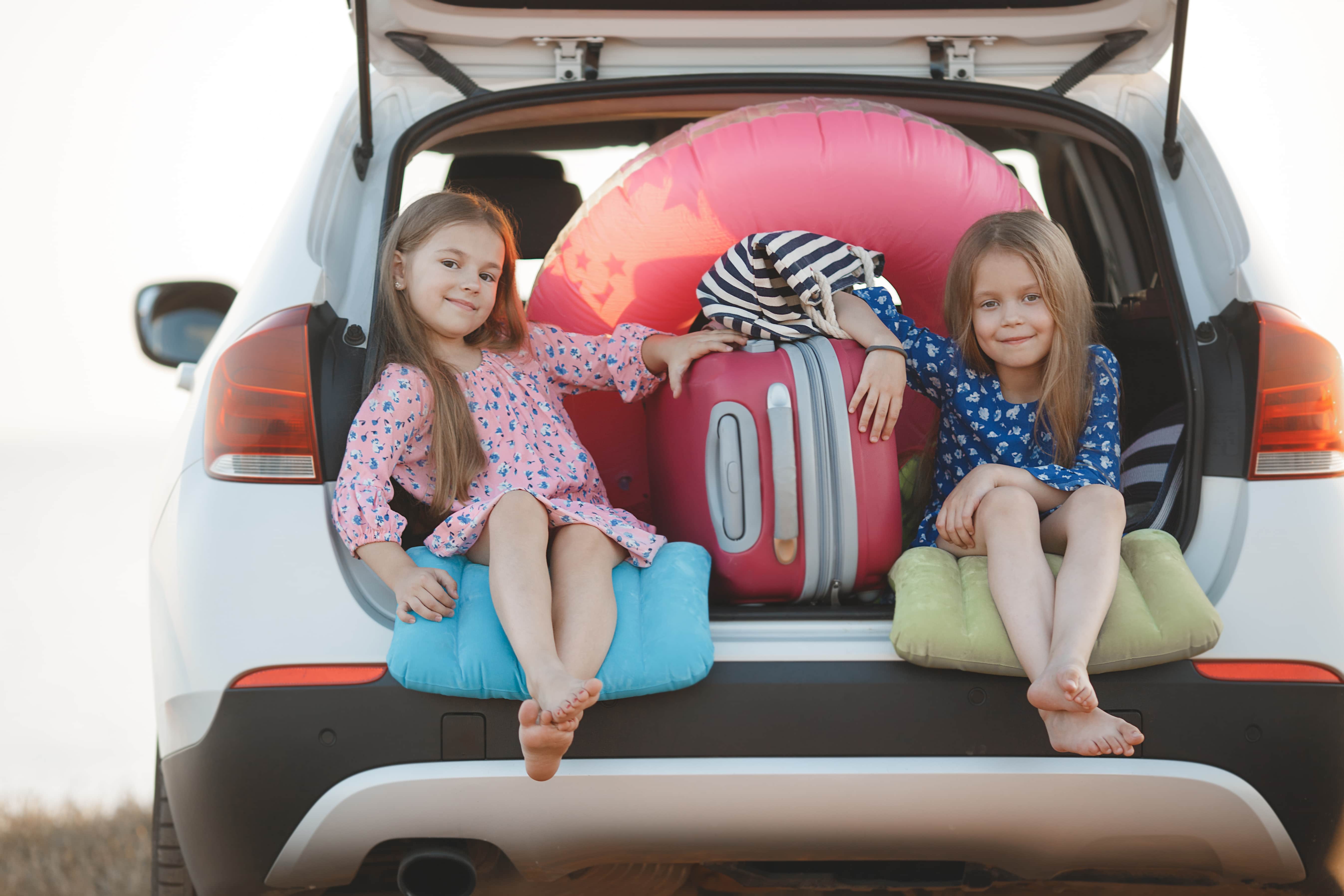 Auto met twee meisjes