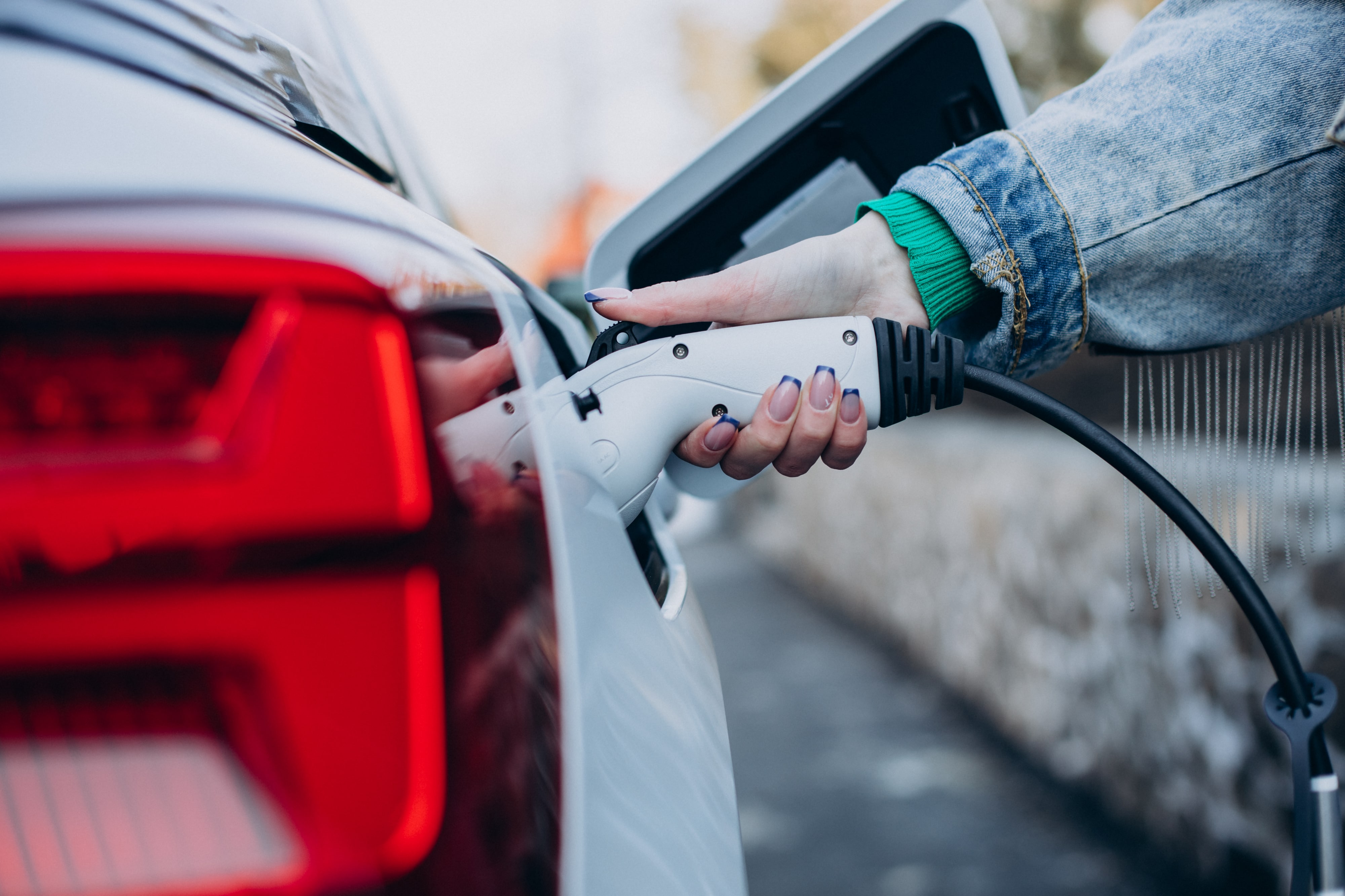 Auto wordt opgeladen door stekker.